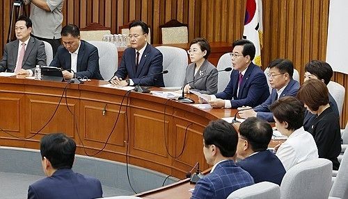 국민의힘이 다음 주부터 시작되는 인사청문회를 앞두고 장관 후보자들에게 제기된 각종 의혹을 집중 부각하며 낙마 공세를 이어가고 있다. 사진은 송언석 비대위원장 겸 원내대표가 지난 11일 서울 여의도 국회에서 열린 원내대책회의에서 발언하는 모습. 연합뉴스