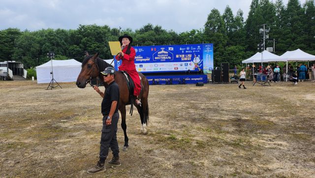 13일 파주 신촌동 LH 운동장에서 열린 ‘2025파주몽골나담축제’에서 우레 나무몽골아동가족센터 박사가 말을 타고 있다. 김요섭기자