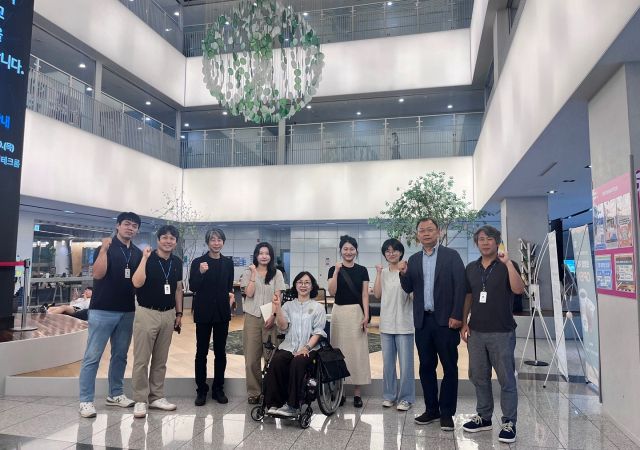 성남시청소년청년재단 야탑유스센터가 성신여대 공예과와 도예 문화 확산를 위한 업무협약을 맺은 뒤 기념촬영을 하고 있다. 성남시청소년청년재단 제공