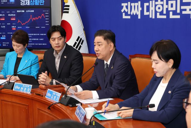 지난 11일 더불어민주당 김병기 당대표 직무대행 겸 원내대표가 국회에서 열린 최고위원회의에서 발언하고 있다. 연합뉴스