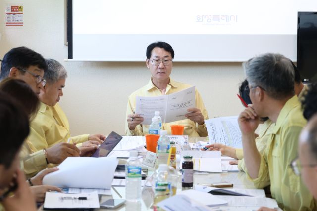 정명근 화성특례시장(가운데)와 각 유관부서 관계자들이 지난 12일 동부출장소 소회의실에서 폭염 대응을 위한 논의를 이어가고 있는 모습. 화성특례시 제공