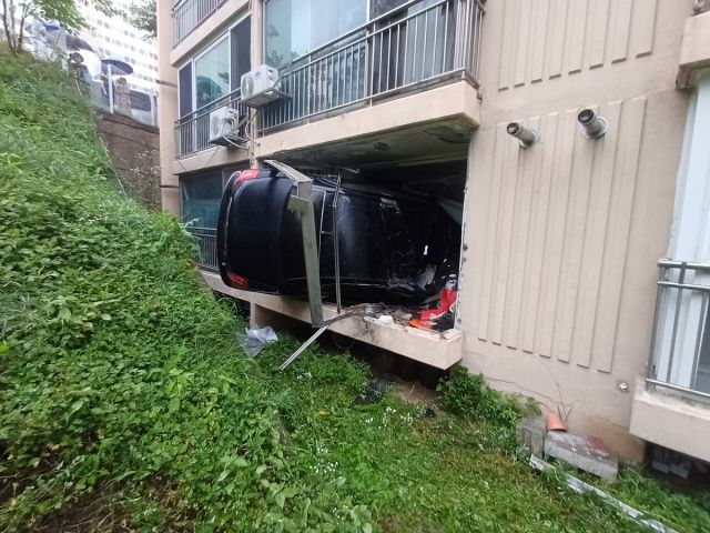 아파트 1층으로 돌진한 승용차. 천안동남소방서