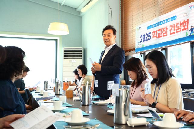 김성제 의왕시장이 의왕지역 초·중·고 및 특수학교 학교장과 소통하는 간담회 자리에서 인사말을 하고 있다. 의왕시 제공