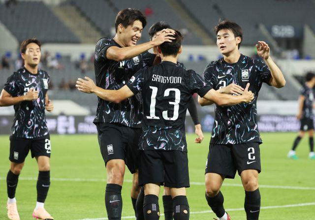 한국은 15일 용인 미르스타디움에서 일본과 2025 EAFF E‑1 챔피언십(동아시안컵) 최종전을 벌인다. 사진은 지난 11일 홍콩전서 득점하고 동료들과 기쁨을 나누는 강상윤. 연합뉴스