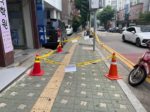 14일 오전 인천 미추홀구 한 보행로서 일어난 싱크홀 주변에 차단선이 쳐져있다. 연합뉴스