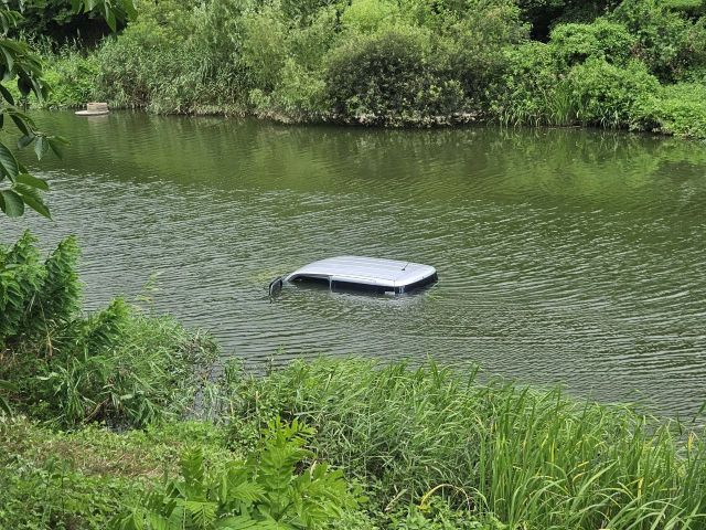 14일 오후 2시께 수원시 권선구 황구지천에서 차량이 빠지는 사고가 발생했다. 경기도소방재난본부 제공