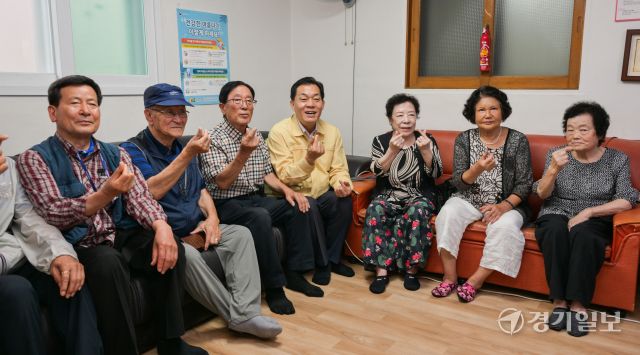 이재준 수원특례시장이 14일 오전 수원특례시 권선구 신성경로당을 찾아 어르신들에게 폭염 대책 상황 및 어려움을 듣고 있다. 윤원규기자