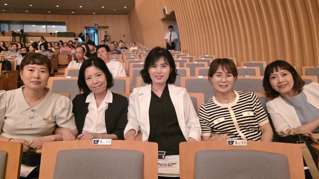 최근 아트센터인천 콘서트홀에서 열린 제2회 북한이탈주민의 날 기념식 및 음악회에서 김영란씨(왼쪽)와 직장동료들이 기념촬영을 하고 있다. 장민재 기자