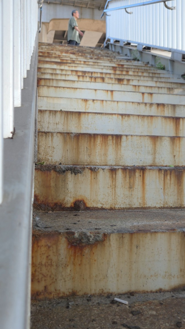 14일 인천 부평구의 한 보도육교는 계단 곳곳이 녹슬고, 일부 계단은 가장자리가 깨져있다. 박귀빈기자