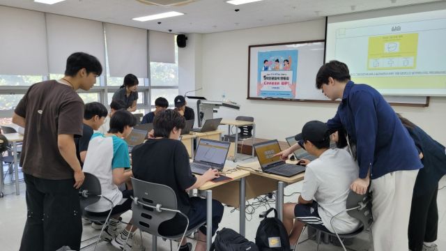 인하대 인하 위드아이 청소년 진로지원센터 관계자들이 인천 서구 지역 중학생들과 대학진로탐색 멘토링 ‘Career UP’ 프로그램을 하고 있다. 인하대학교 제공