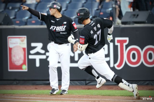 프로야구 KT 위즈가 17일부터 4일간 수원 케이티위즈파크에서 펼쳐질 한화 이글스와의 홈 4연전에서 후반기 반등을 위한 교두보 마련에 나선다.KT 위즈 제공