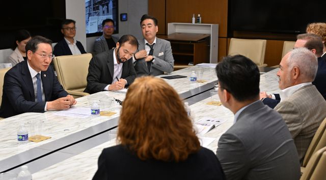 유정복 인천시장이 지난 11일(현지시각) 미국 애틀란타 조지아 공과대학교(Georgia Institute of Technology)에서 앙헬 카브레라(Ángel Cabrera) 총장과 산학협력 방안 등을 논의하고 있다. 인천시 제공