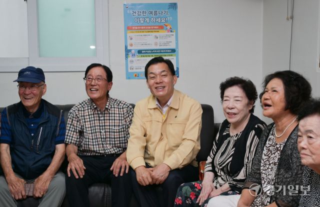 이재준 수원특례시장이 14일 오전 수원특례시 권선구 신성경로당을 찾아 어르신들에게 폭염 대책 상황 및 어려움을 듣고 있다. 윤원규기자