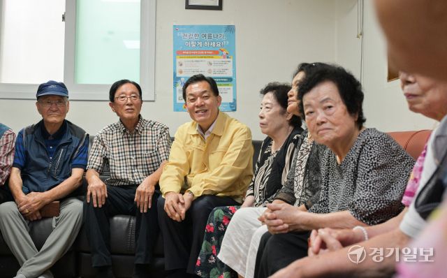 이재준 수원특례시장이 14일 오전 수원특례시 권선구 신성경로당을 찾아 어르신들에게 폭염 대책 상황 및 어려움을 듣고 있다. 윤원규기자