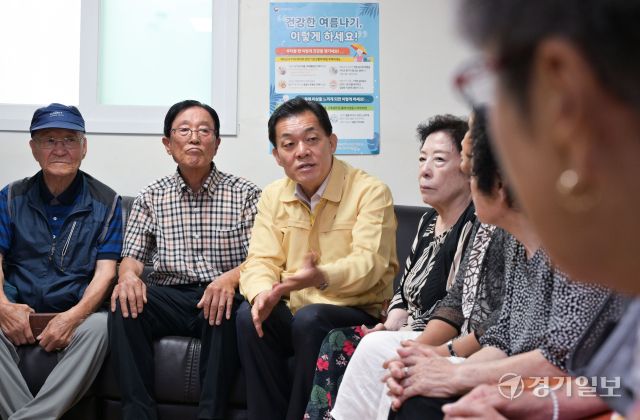 이재준 수원특례시장이 14일 오전 수원특례시 권선구 신성경로당을 찾아 어르신들에게 폭염 대책 상황 및 어려움을 듣고 있다. 윤원규기자