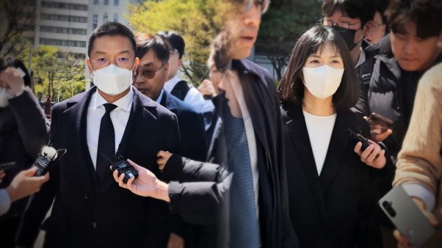 서울남부지방법원 1차공판에 출석하는 윤관 블루런벤처스 대표(왼쪽)와 구연경 LG복지재단 대표(오른쪽). 한양경제