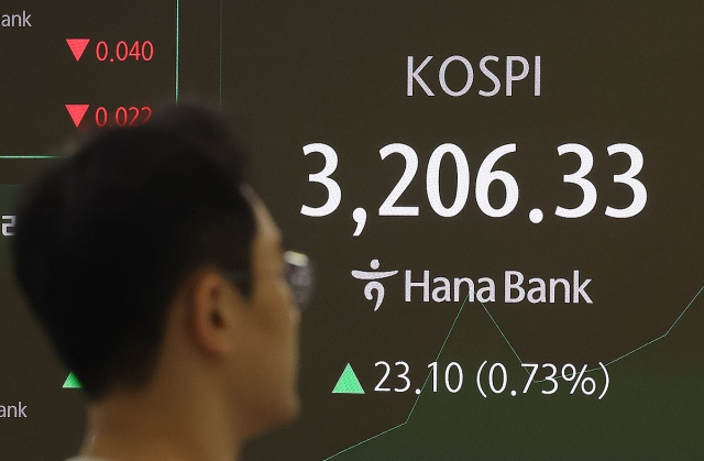 코스피가 장중 3,200을 돌파하며 연고점을 경신한 11일 서울 중구 하나은행 본점 딜링룸에서 딜러들이 업무를 보고 있다. 연합뉴스