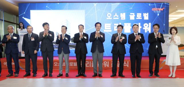 최근 열린 오스템글로벌 사옥 준공식에서 참석자들이 기념 촬영을 하고 있다. 인천경제청 제공