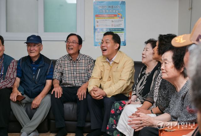 이재준 수원특례시장이 14일 오전 수원특례시 권선구 신성경로당을 찾아 어르신들에게 폭염 대책 상황 및 어려움을 듣고 있다. 윤원규기자