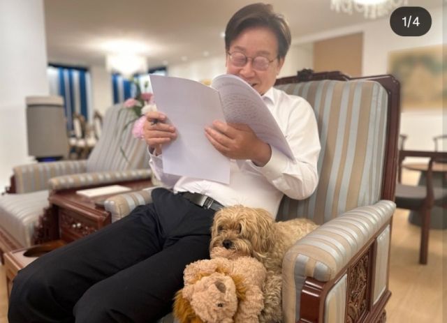 이재명 대통령과 반려견 바비. 이재명 대통령 X 계정