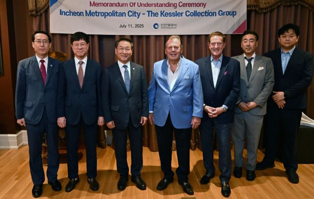유정복 인천시장이 미국 조지아주 서배너 암스트롱 맨션(Armstrong Mansion)에서 리차드 케슬러(Richard Kessler) 케슬러그룹 회장과 상호 협력 양해각서(MOU)를 하고 기념촬영을 하고 있다. 인천시 제