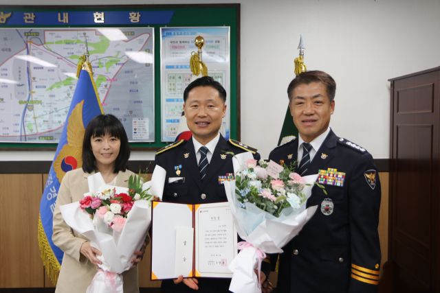 근무 중 장애 판정에도 29년째 봉사활동을 펼친 공로로 LG의인상을 수상한 이광덕 경감(가운데). 성남수정경찰서 제공