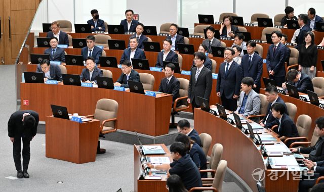 15일 오전 경기도의회 제385회 임시회 1차 본회의에서 경기도 신임 간부들이 첫 인사를 하고 있다. 김시범기자