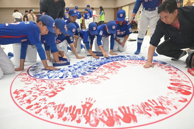 제80주년 광복절을 한 달 앞둔 15일 오후 수원특례시 권선구청에서 권선구 리틀야구단, 보훈단체 관계자, 공직자 등이 손도장 태극기를 만들고 있다.조주현기자