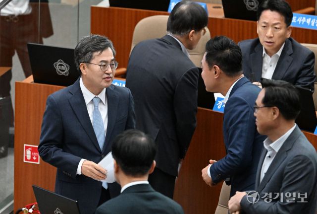 15일 오전 경기도의회 제385회 임시회 1차 본회의에 참석한 김동연 경기도지사가 도의원 등과 대화하고 있다. 김시범기자