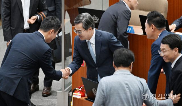 15일 오전 경기도의회 제385회 임시회 1차 본회의에 참석한 김동연 경기도지사가 김진경 경기도의회 의장과 인사하고 있다. 김시범기자