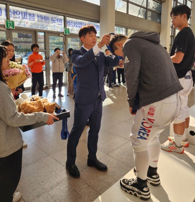 안재천 회장이 수원시협회장배 펜싱대회 입상 선수들을 시상하고 있다.수원시펜싱협회 제공