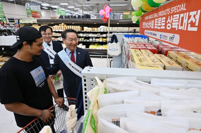 유정복 인천시장이 지난 14일(현지시각) 캐나다 토론토 갤러리아 슈퍼마켓 욕밀점(Galleria Supermarket YorkMills)에서 열린 ‘인천 농수산식품 토론토 상륙대전’에서 판매중인 농수산물을 홍보하고 있다. 인천시 제공