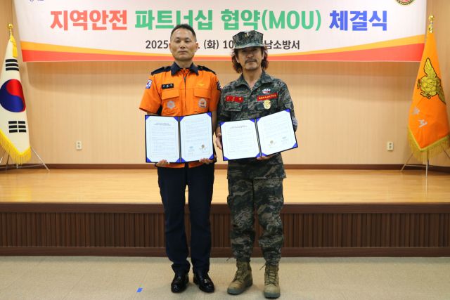 하남소방서와 해병전우회가 함께 마련한 지역사회 안전망 구축 업무협약에서 조천묵 서장과 김기권 회장이 협약서에 서명했다. 하남소방서 제공