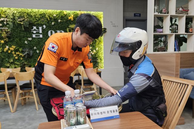 양주소방서 구급대원이 소방서 내 무더위쉼터를 찾은 택배기사의 건강상태를 체크하고 있다. 양주소방서 제공