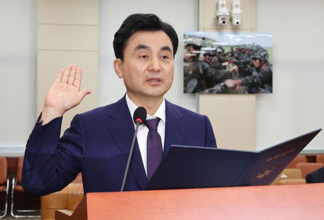 15일 안규백 국방부 장관 후보자가 국회 국방위원회에서 열린 인사청문회에서 선서하고 있다. 연합뉴스