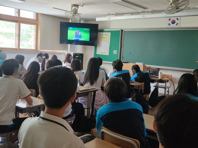 옥정중학교 학생들이 수업시간에 환경교육 영상을 시청하고 있다. 옥정중학교 제공