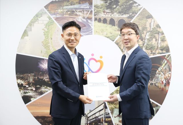 이계삼 안양시 부시장과 김기범 경기도 철도항만물류국장이 지역내 신규 철도 추진 관계자 면담을 가졌다. 안양시 제공.