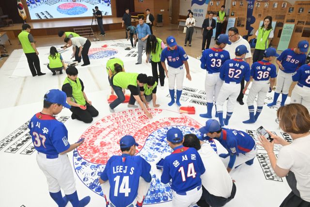 제80주년 광복절을 한 달 앞둔 15일 오후 수원특례시 권선구청에서 권선구 리틀야구단, 보훈단체 관계자, 공직자 등이 손도장 태극기를 만들고 있다.조주현기자