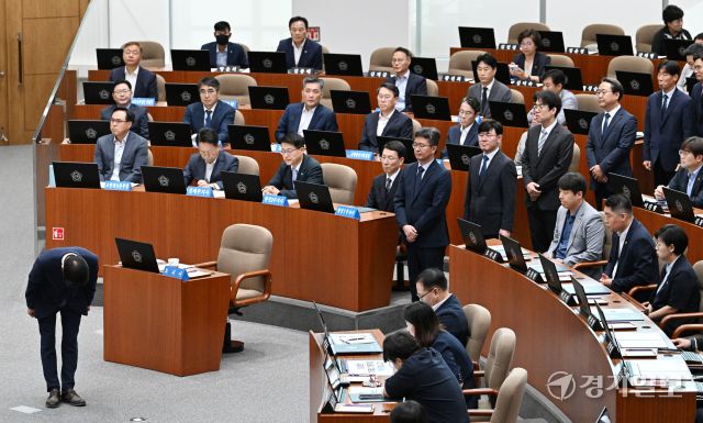15일 오전 경기도의회 제385회 임시회 1차 본회의에서 경기도 신임 간부들이 첫 인사를 하고 있다. 김시범기자