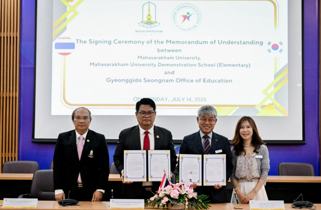 한양수 성남교육지원청 교육장(오른쪽에서 두번째)과 윤인아 위례한빛초 교장(오른쪽)이 태국 마하라사캄대학교와 인공지능(AI) 디지털 기반 수업교류 활성화를 위한 업무협약을 맺은 뒤 기념촬영을 하고 있다. 성남교육지원청 제공
