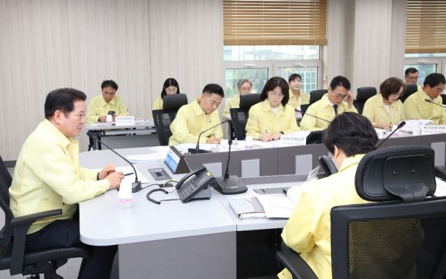 안양시는 15일 오전 8시30분 시청 8층 재난안전상황실에서 최대호 안양시장(왼쪽) 주재로 폭염 대책 보고회를 열었다. 안양시 제공.