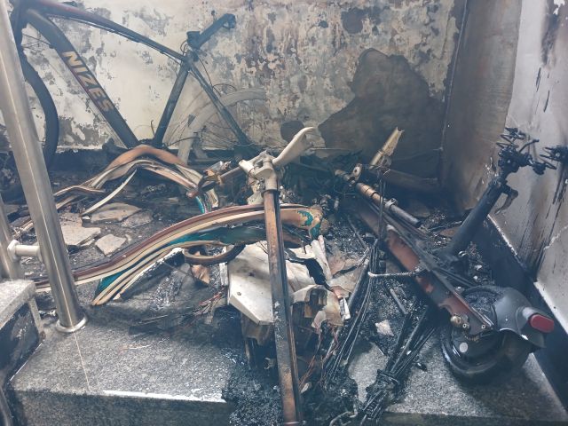 지난 15일 오후4시1분께 인천 남동구 남촌동 한 다세대주택 계단참에 보관 중이던 전동킥보드가 폭발해 소실됐다. 인천소방본부 제공