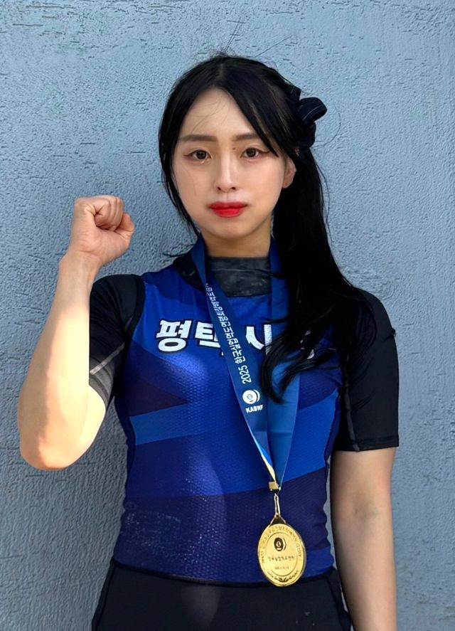 한국실업연맹회장배 여자 역도 일반부 49㎏급서 3관왕에 오른 신재경. 평택시청 제공
