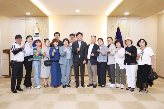 조용익 부천시장(가운데)이 행사에 참석한 북한이탈주민들과 기념촬영을 하고 있다. 부천시 제공