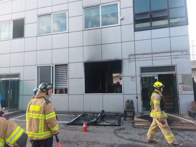 15일 오후 용인시 처인구 양지면의 한 발전기 제조 공장에서 불이 나 소방당국이 화재를 진압하고 있다. 경기도소방재난본부 제공