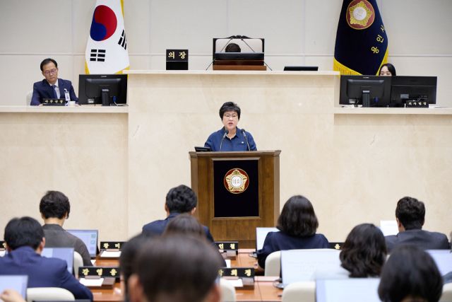 14일 오전 용인특례시의회 본회의장에서 장정순 의원이 국가보훈 기본법 일부개정법률안 조속한 통과 촉구 건의안 채택 제안 설명을 진행하고 있다. 용인특례시의회 제공
