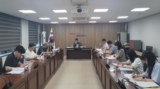 군포시가 정비사업 실태점검에 앞서 외부 전문가와 관계 공무원들이 점검사항 등에 대해 토의하고 있다. 군포시 제공