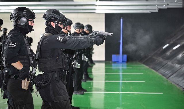 인천해역방어사령부 군사경찰대와 육군 제17보병사단 특임대가 사격훈련을 하고 있다. 인방사 제공