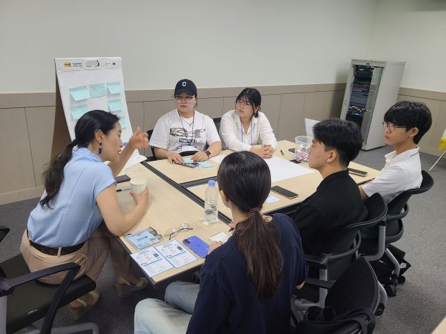 구리교육지원센터 프로그램에는 영국, 캐나다, 일본 국제교류 활동에 참여한 학생 24명(영국·캐나다 15명, 일본 9명)과 경복대학교 유학생 6명 등이 실질적인 소통과 문화 교류를 경험했다.구리교육지원센터 제공