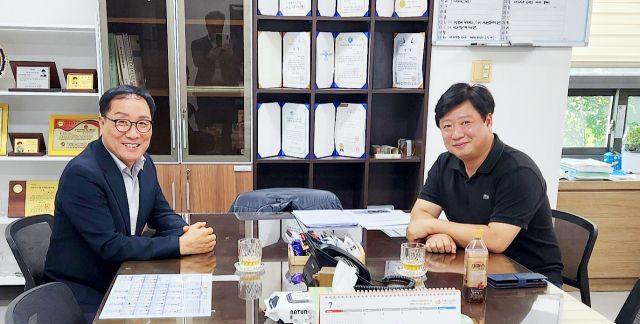 한민수 인천시의원과 황규진 남동구의회 총무위원장이 만나 닥터헬기 계류장 사업을 논의하고 있다. 인천시의회 제공